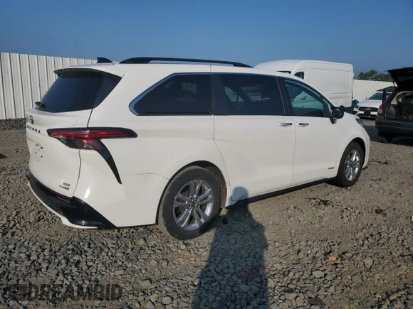 2021 Toyota Sienna XSE with VIN 5TDDSKFC5MS033801, listed as a Copart auction lot 68624204 with 42,300 mi miles and Salvage Title. Bid and sale history available at carsss.com. Image 3.
