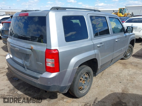 2016 Jeep Patriot Latitude z VIN 1C4NJPFB3GD715118, wystawiony jako IAAI lot #41698333 z przebiegiem 147 910 mil mil oraz . Historia ofert i sprzedaży dostępna na DreamBid. Obrazek 4.