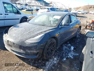 2020 Tesla Model 3 Standard Range Plus z VIN 5YJ3E1EA0LF739011, wystawiony jako IAAI lot #41379792 z przebiegiem Nie podano mil oraz . Historia ofert i sprzedaży dostępna na DreamBid. Obrazek 16.