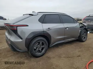 2024 Toyota bZ4X XLE z VIN JTMABACA8RA070121, wystawiony jako Copart lot #54550895 z przebiegiem 7312 mil mil oraz Szkody całkowita. Historia ofert i sprzedaży dostępna na DreamBid. Obrazek 3.