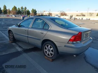 2004 Volvo S60 with VIN YV1RH59H842343519, listed as a IAAI auction lot 41004041 with 197,498 mi miles. Bid and sale history available at carsss.com. Image 3.