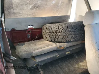1986 Suzuki Samurai z VIN JS4JC51C8G4114216, wystawiony jako Copart lot #46191465 z przebiegiem 67 177 mil mil oraz Tytuł czysty. Historia ofert i sprzedaży dostępna na DreamBid. Obrazek 10.