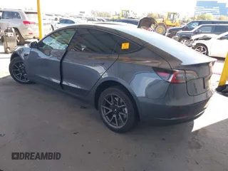 2023 Tesla Model 3 z VIN 5YJ3E1EA5PF639346, wystawiony jako IAAI lot #41896608 z przebiegiem 25 618 mil mil oraz . Historia ofert i sprzedaży dostępna na DreamBid. Obrazek 3.