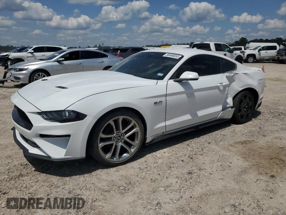 2021 Ford Mustang GT z VIN 1FA6P8CF2M5117291, wystawiony jako Copart lot #56486855 z przebiegiem 31 183 mil mil oraz Szkody całkowita. Historia ofert i sprzedaży dostępna na DreamBid. Obrazek 1.