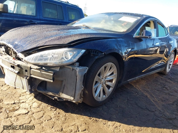 2014 Tesla Model S 60 kWh Battery with VIN 5YJSA1S11EFP32325, listed as a IAAI auction lot 40823219 with 47,911 mi miles. Bid and sale history available at carsss.com. Image 18.