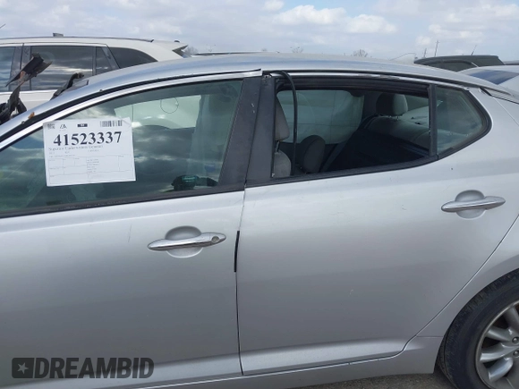 2013 Kia Optima LX z VIN 5XXGM4A73DG094160, wystawiony jako IAAI lot #41523337 z przebiegiem Nie podano mil oraz . Historia ofert i sprzedaży dostępna na DreamBid. Obrazek 6.