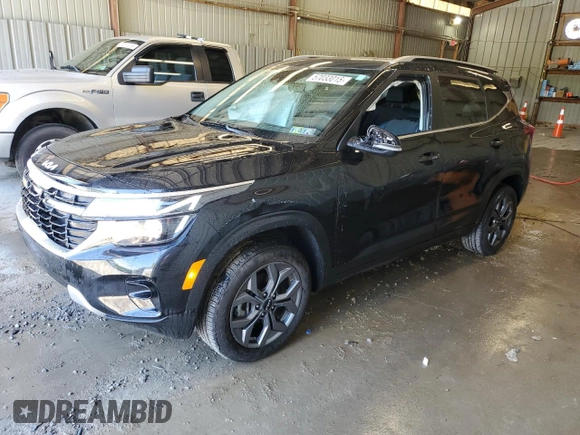 2024 Kia Seltos S z VIN KNDEUCAA4R7589092, wystawiony jako Copart lot #57033015 z przebiegiem 6 390 mil mil oraz Szkoda całkowita • Salvage title. Historia ofert i sprzedaży dostępna na DreamBid. Obrazek 1.
