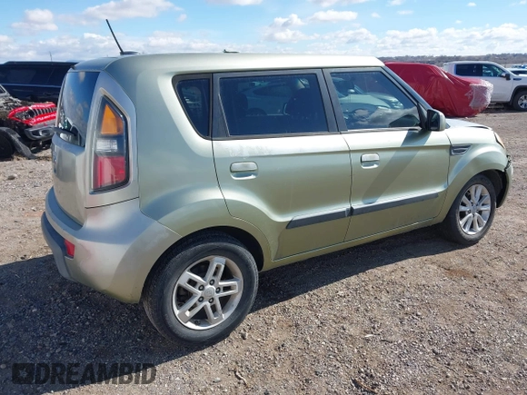 2010 Kia Soul + with VIN KNDJT2A2XA7163271, listed as a IAAI auction lot 41626221 with 108,884 mi miles. Bid and sale history available at carsss.com. Image 4.