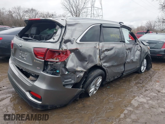 2019 Kia Sorento LX z VIN 5XYPGDA33KG537484, wystawiony jako IAAI lot #41441778 z przebiegiem 99 170 mil mil oraz . Historia ofert i sprzedaży dostępna na DreamBid. Obrazek 4.