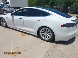 2018 Tesla Model S 75D z VIN 5YJSA1E25JF245269, wystawiony jako IAAI lot #42335263 z przebiegiem 56 086 mil mil oraz . Historia ofert i sprzedaży dostępna na DreamBid. Obrazek 3.