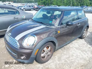 2011 MINI Hardtop z VIN WMWSU3C54BT096929, wystawiony jako IAAI lot #42262794 z przebiegiem 122 963 mil mil oraz . Historia ofert i sprzedaży dostępna na DreamBid. Obrazek 2.