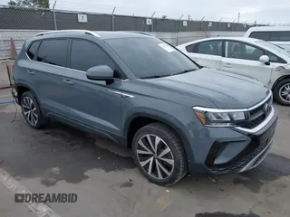 2022 Volkswagen Taos SE z VIN 3VVRX7B21NM007085, wystawiony jako IAAI lot #42018520 z przebiegiem 27 904 mil mil oraz . Historia ofert i sprzedaży dostępna na DreamBid. Obrazek 1.