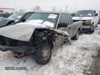 2003 GMC Sonoma SLS z VIN 1GTCS19X738237992, wystawiony jako IAAI lot #41345031 z przebiegiem 154 597 mil mil oraz . Historia ofert i sprzedaży dostępna na DreamBid. Obrazek 18.