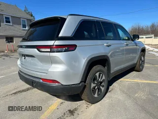 2024 Jeep Grand Cherokee with VIN 1C4RJYB6XR8958047, listed as a Copart auction lot 48482685 with 28,497 mi miles and Clean title. Bid and sale history available at DreamBid. Image 3.