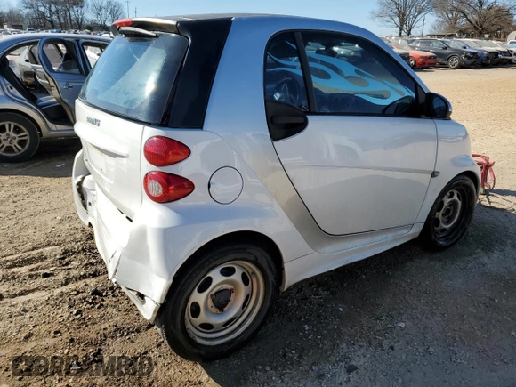 2015 Smart fortwo Passion z VIN WMEEJ3BA0FK812519, wystawiony jako Copart lot #47236285 z przebiegiem 122 139 mil mil oraz Szkody całkowita. Historia ofert i sprzedaży dostępna na DreamBid. Obrazek 3.