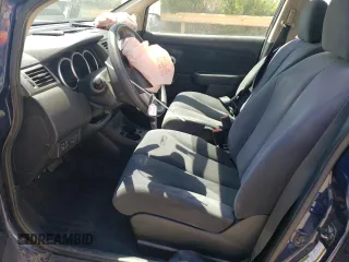 2009 Nissan Versa S z VIN 3N1BC11E49L466968, wystawiony jako Copart lot #55342155 z przebiegiem 100 777 mil mil oraz Szkody całkowita. Historia ofert i sprzedaży dostępna na DreamBid. Obrazek 7.