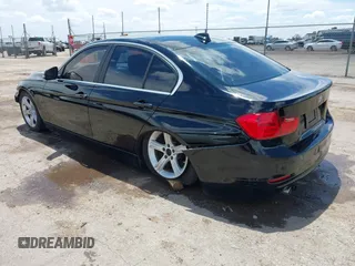 2015 BMW 3 Series 328i z VIN WBA3C1C58FK117742, wystawiony jako IAAI lot #42225843 z przebiegiem 92 583 mil mil oraz . Historia ofert i sprzedaży dostępna na DreamBid. Obrazek 3.