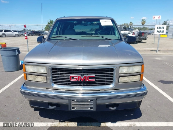 1999 GMC Suburban with VIN 3GKFK16R0XG511301, listed as a IAAI auction lot 41946753 with 231,650 mi miles. Bid and sale history available at carsss.com. Image 12.
