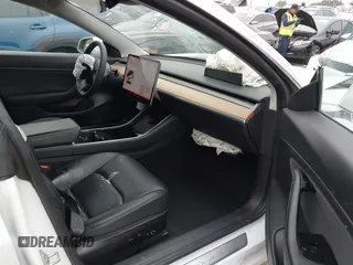 2020 Tesla Model 3 Standard Range Plus z VIN 5YJ3E1EAXLF806438, wystawiony jako IAAI lot #42104964 z przebiegiem 89 065 mil mil oraz . Historia ofert i sprzedaży dostępna na DreamBid. Obrazek 5.