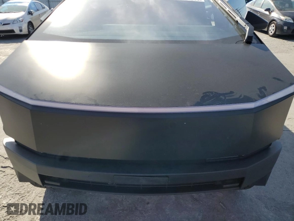 2024 Tesla Cybertruck z VIN 7G2CEHED1RA050360, wystawiony jako Copart lot #50245885 z przebiegiem Nie podano mil oraz Szkoda całkowita • Salvage title. Historia ofert i sprzedaży dostępna na DreamBid. Obrazek 13.