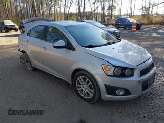 2016 Chevrolet Sonic LT z VIN 1G1JC5SH6G4126404, wystawiony jako IAAI lot #41690945 z przebiegiem 134 295 mil mil oraz . Historia ofert i sprzedaży dostępna na DreamBid. Obrazek 1.
