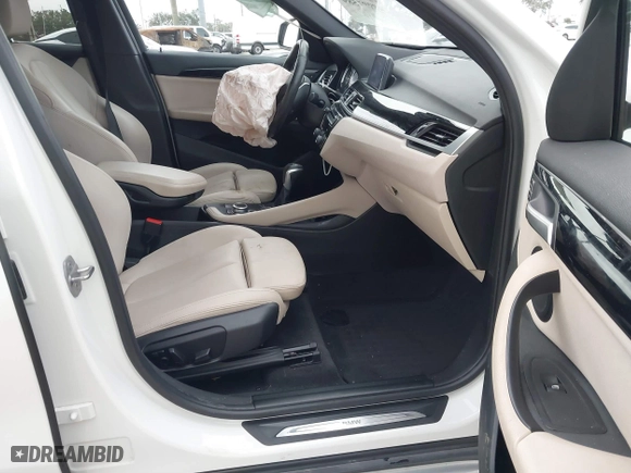 2018 BMW X1 xDrive28i with VIN WBXHT3C37J3H33461, listed as a IAAI auction lot 40997589 with 1 mi miles. Bid and sale history available at carsss.com. Image 5.