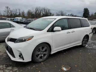 2019 Toyota Sienna SE z VIN 5TDXZ3DCXKS985451, wystawiony jako Copart lot #83597144 z przebiegiem 88 011 mil mil oraz Szkoda całkowita • Salvage title. Historia ofert i sprzedaży dostępna na DreamBid. Obrazek 1.