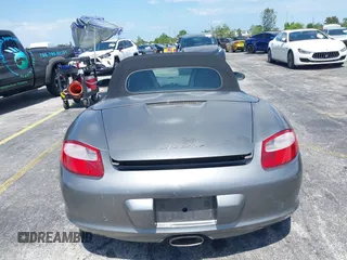 2007 Porsche Boxster z VIN WP0CA29877U710966, wystawiony jako IAAI lot #39794748 z przebiegiem 147 803 mil mil oraz . Historia ofert i sprzedaży dostępna na DreamBid. Obrazek 16.
