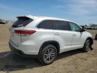 2017 Toyota Highlander XLE z VIN 5TDJZRFH2HS462953, wystawiony jako Copart lot #56287145 z przebiegiem 123 184 mil mil oraz Szkoda całkowita • Salvage title. Historia ofert i sprzedaży dostępna na DreamBid. Obrazek 3.