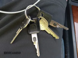 1991 Cadillac Seville z VIN 1G6KS53B9MU820155, wystawiony jako IAAI lot #40035441 z przebiegiem 78 021 mil mil oraz . Historia ofert i sprzedaży dostępna na DreamBid. Obrazek 11.