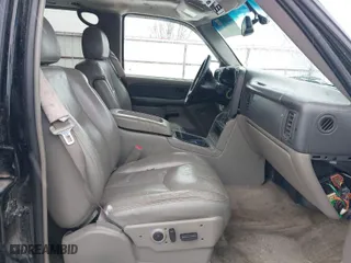 2003 Chevrolet Suburban LT with VIN 3GNFK16Z93G326483, listed as a IAAI auction lot 41615404 with 177,819 mi miles. Bid and sale history available at carsss.com. Image 5.