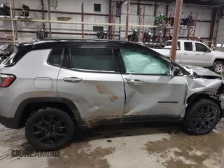 2022 Jeep Compass Latitude with VIN 3C4NJDBB3NT186152, listed as a IAAI auction lot 41402923 with 30,443 mi miles and . Bid and sale history available at DreamBid. Image 13.