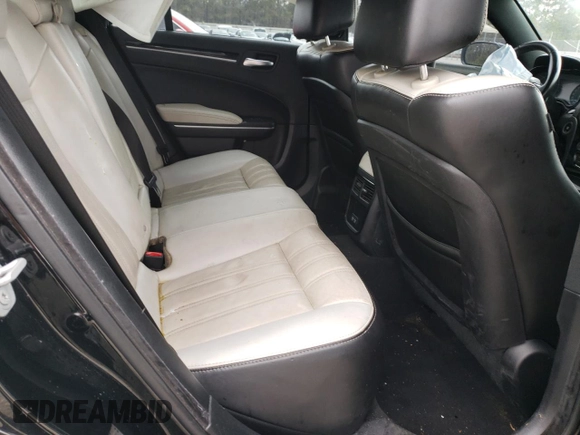 2019 Chrysler 300 S z VIN 2C3CCABG1KH577854, wystawiony jako Copart lot #47321705 z przebiegiem 112 511 mil mil oraz Szkoda całkowita • Salvage title. Historia ofert i sprzedaży dostępna na DreamBid. Obrazek 11.