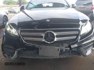 2017 Mercedes-Benz E 300 Luxury z VIN WDDZF4JBXHA036044, wystawiony jako IAAI lot #42053988 z przebiegiem 105 067 mil mil oraz . Historia ofert i sprzedaży dostępna na DreamBid. Obrazek 6.