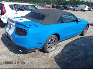2011 Ford Mustang V6 z VIN 1ZVBP8EM1B5100724, wystawiony jako IAAI lot #42366863 z przebiegiem 221 814 mil mil oraz . Historia ofert i sprzedaży dostępna na DreamBid. Obrazek 4.