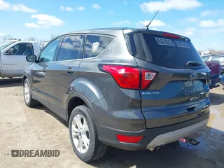 2019 Ford Escape SE z VIN 1FMCU9GD7KUA00132, wystawiony jako IAAI lot #41973998 z przebiegiem 89 327 mil mil oraz . Historia ofert i sprzedaży dostępna na DreamBid. Obrazek 3.