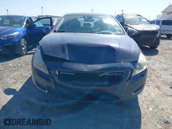 2013 Volvo S60 T5 Premier z VIN YV1612FS5D1202290, wystawiony jako IAAI lot #42042523 z przebiegiem 165 700 mil mil oraz . Historia ofert i sprzedaży dostępna na DreamBid. Obrazek 12.