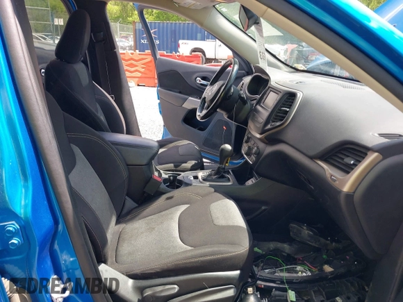 2017 Jeep Cherokee Altitude with VIN 1C4PJLAS7HW663071, listed as a IAAI auction lot 42186905 with 203,296 mi miles and . Bid and sale history available at DreamBid. Image 5.