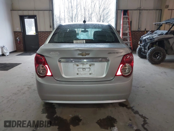2016 Chevrolet Sonic LT z VIN 1G1JC5SH0G4138189, wystawiony jako IAAI lot #41732801 z przebiegiem 160 903 mil mil oraz . Historia ofert i sprzedaży dostępna na DreamBid. Obrazek 16.