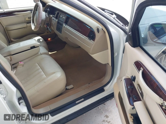2006 Lincoln Town Car Signature z VIN 1LNHM81W36Y602874, wystawiony jako IAAI lot #42414765 z przebiegiem 121 459 mil mil oraz . Historia ofert i sprzedaży dostępna na DreamBid. Obrazek 5.