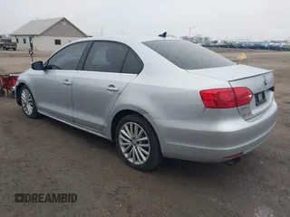 2014 Volkswagen Jetta SEL z VIN 3VWL17AJ4EM442937, wystawiony jako IAAI lot #41577157 z przebiegiem 98 171 mil mil oraz . Historia ofert i sprzedaży dostępna na DreamBid. Obrazek 3.
