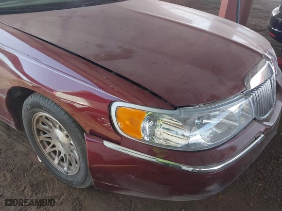 1998 Lincoln Town Car Signature with VIN 1LNFM82W2WY608803, listed as a IAAI auction lot 41743880 with 87,534 mi miles. Bid and sale history available at carsss.com. Image 6.