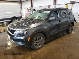 2022 Kia Seltos S z VIN KNDEUCAA6N7271498, wystawiony jako Copart lot #55357785 z przebiegiem 40 379 mil mil oraz Szkody całkowita. Historia ofert i sprzedaży dostępna na DreamBid. Obrazek 1.