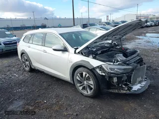 2018 Buick Regal TourX Essence with VIN W04GV8SX5J1123016, listed as a IAAI auction lot 41208031 with 92,631 mi miles. Bid and sale history available at carsss.com. Image 1.