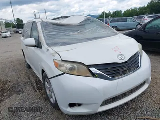2014 Toyota Sienna LE AAS z VIN 5TDKK3DCXES512006, wystawiony jako IAAI lot #41721093 z przebiegiem Nie podano mil oraz . Historia ofert i sprzedaży dostępna na DreamBid. Obrazek 1.