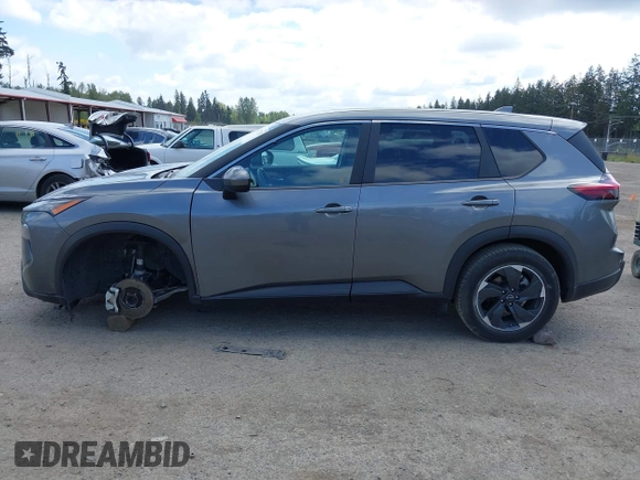 2024 Nissan Rogue SV z VIN 5N1BT3BA3RC672598, wystawiony jako IAAI lot #42279132 z przebiegiem 29 491 mil mil oraz . Historia ofert i sprzedaży dostępna na DreamBid. Obrazek 14.