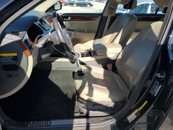 2013 Hyundai Genesis 3.8L z VIN KMHGC4DD5DU235658, wystawiony jako Copart lot #58000435 z przebiegiem 131 702 mil mil oraz Szkoda całkowita • Salvage title. Historia ofert i sprzedaży dostępna na DreamBid. Obrazek 7.