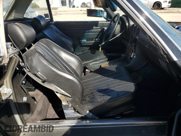 1986 Mercedes-Benz 560 SL z VIN WDBBA48D9GA049186, wystawiony jako Copart lot #76962434 z przebiegiem 93 967 mil mil oraz Nie do naprawy. Historia ofert i sprzedaży dostępna na DreamBid. Obrazek 10.