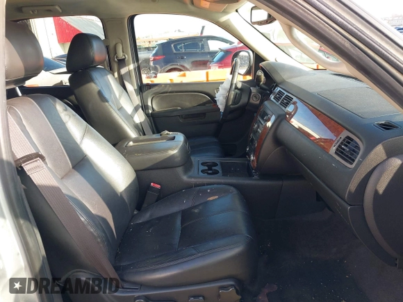 2014 Chevrolet Tahoe LT z VIN 1GNSKBE04ER197644, wystawiony jako IAAI lot #41322255 z przebiegiem 127 142 mil mil oraz . Historia ofert i sprzedaży dostępna na DreamBid. Obrazek 5.