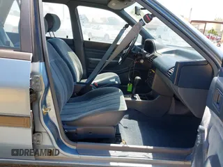 1991 Ford Escort z VIN 3FAPP15JXMR137136, wystawiony jako IAAI lot #42333122 z przebiegiem 23 312 mil mil oraz . Historia ofert i sprzedaży dostępna na DreamBid. Obrazek 5.